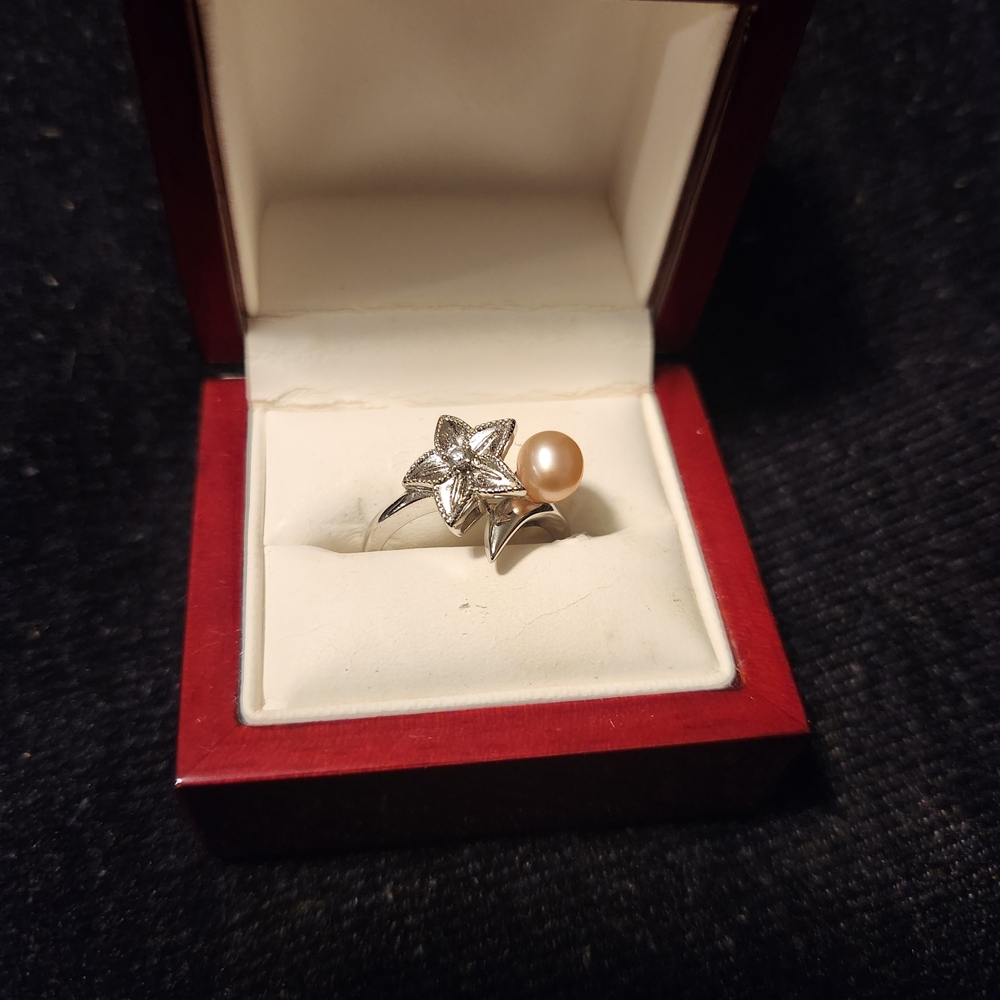 Vantel Pearls Silver Floral Ring with Cream Pearl